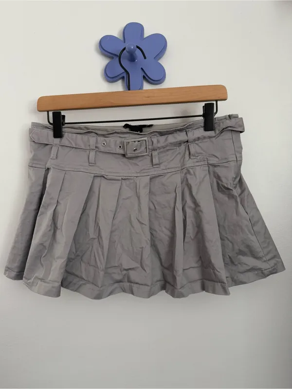 charlotte russe medium grey mini pleated skort belt minimal neutral academia Y2K - Image 2