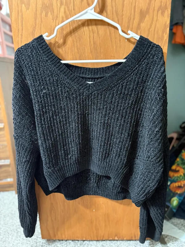 American Eagle Chenille V-Neck Crop Pullover Sweater - Image 2