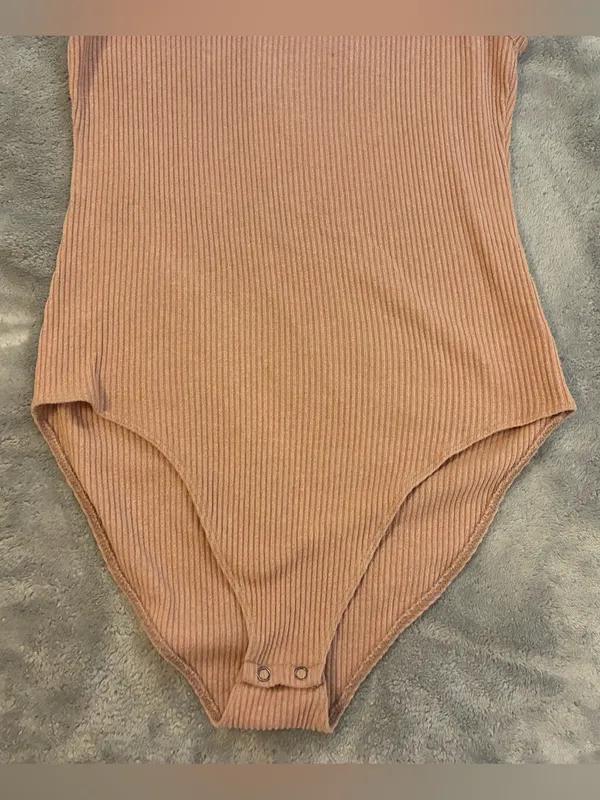 Women’s American Eagle Outfitters Ribbed Peach One-Piece Bodysuit Size Medium - Image 4