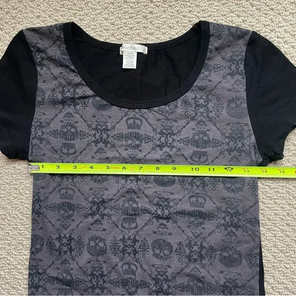 Grunge Skull and Crown Pattern Short Sleeve Knit Crop Top Large - Image 4