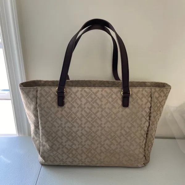 EUC Tommy Hilfiger women’s brown tan gold hardware‎ zip shoulder tote bag purse - Image 3