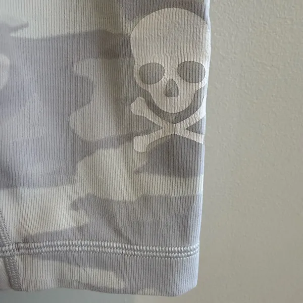 lululemon White and Light Gray Camo Leggings Skull detail Size 6 - Image 3