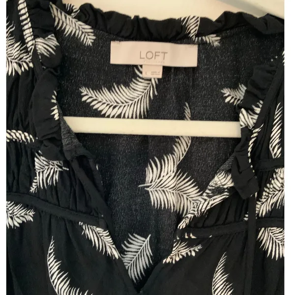 Loft‎ Women's black v neck blouse with feathers size large - Image 2
