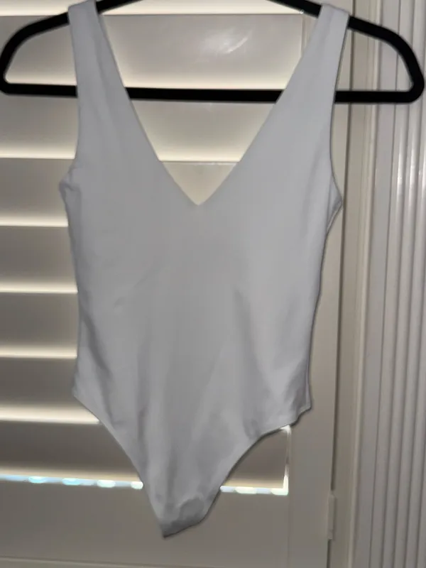 Aritzia Babaton Contour V-Neck Bodysuit White Size XS - Image 2