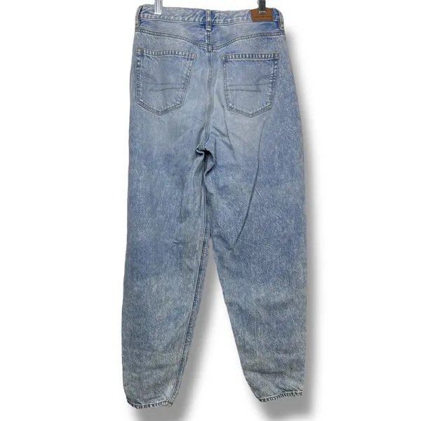 American Eagle Relaxed Mom Jeans Light Wash Size 4 Long - Image 7