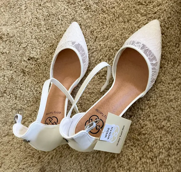 White 9 Wide Gwendoline Lace Heel - Image 8