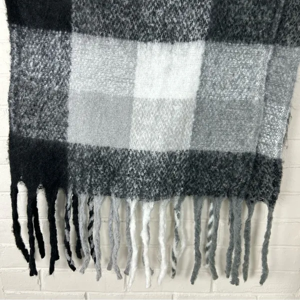 Chunky Soft Knit Black Grey Plaid Fringe Scarf - Image 4