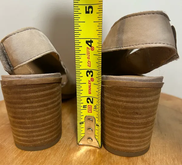 Franco Sarto Women's beige summer shoes. Size 7.5. $38. - Image 3