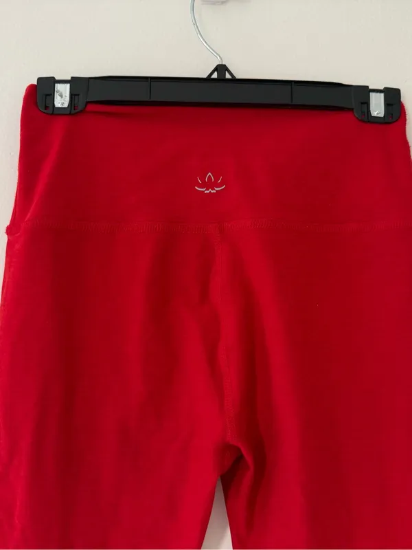 Beyond Yoga Spacedye Caught in the Midi High Waisted Leggings in Holly Red Large - Image 9