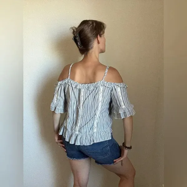 American Eagle Cold Shoulder Ruffle Top Embroidered Festival Boho Medium - Image 3