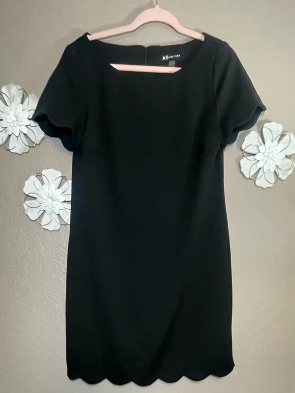 Anne Klein Classic Black Dress Size Medium ~ Short-Sleeve Scallop‎ Hem ~ Elegant Party - Image 2