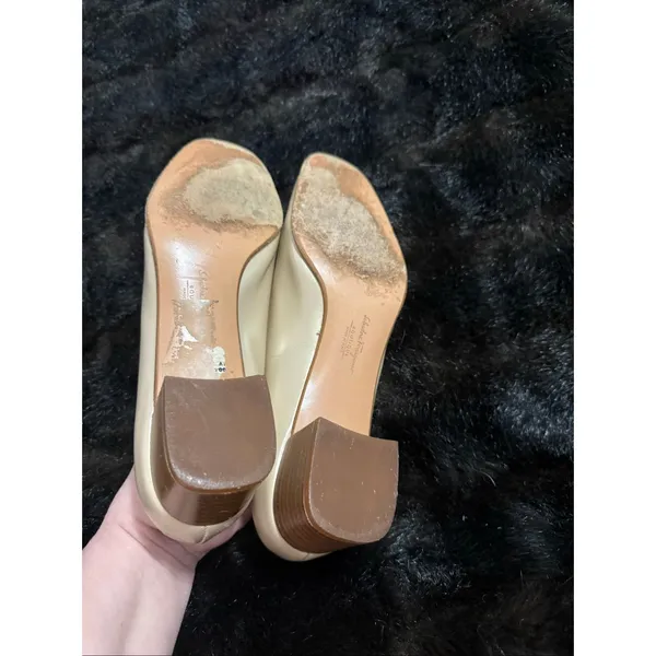 Salvatore Ferragamo Boutique women's tan smooth leather pump shoes US 7.5 2A - Image 6