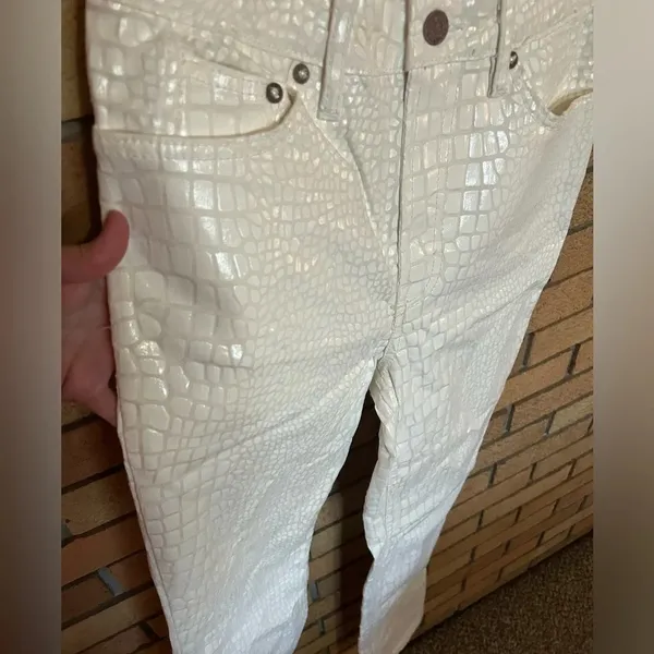 We the Free Crocodile Reptile Patterned White Straight/Skinny Pants Size 26 - Image 4