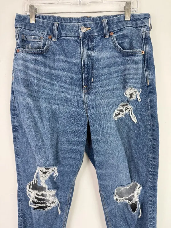 American Eagle Distressed Strigid Curvy Mom Jeans Medium Wash Size 14 SHORT EUC - Image 2