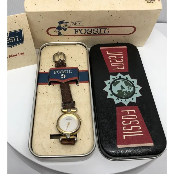 Vintage Retro 1990 Fossil Ladies Watch In Tin and Sleeve Hong Kong *Doesn't Work - Image 2