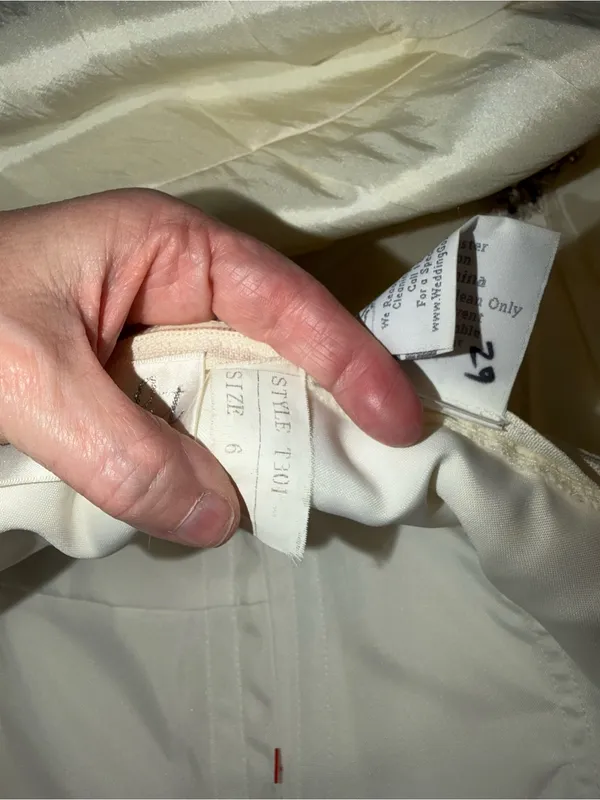 Beautiful Vintage Y2K Moonlight Ivory Taffeta Wedding Gown - Image 10