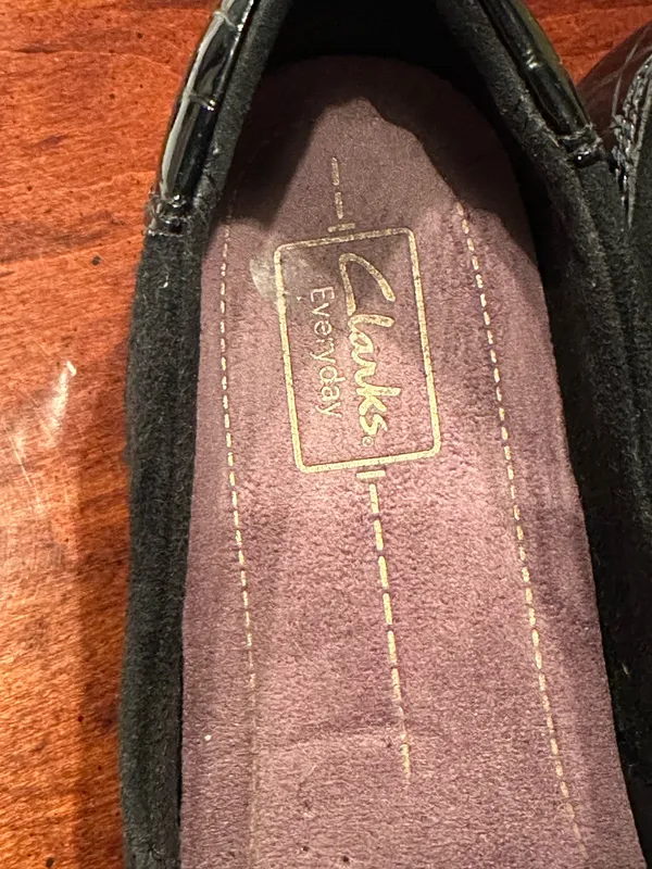 Clarks Everyday Womens size 10 Slip On Suede Black Patent Heel Loafers - Image 3