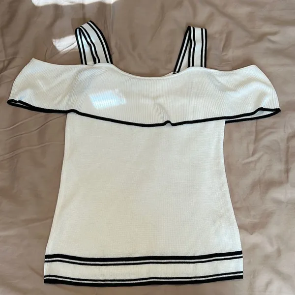 Banana Republic szXS cold shoulder white with black trim summer sweater EUC - Image 2