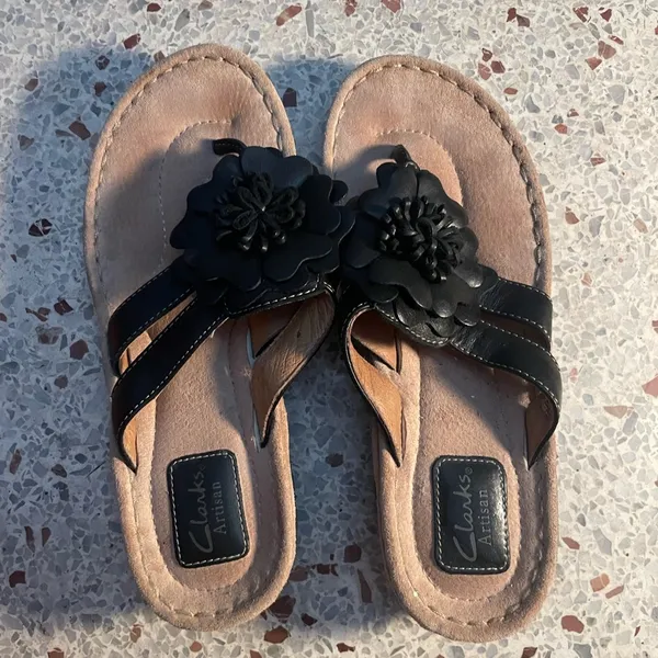 Clarks Artisan Black Leather Flower Sandal Sz 8.5 - Image 9