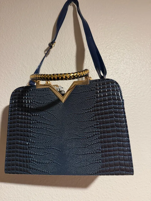 Stylish and elegant handbag in good condition. Perfect for everyday use, work, shopping, or going out. Spacious enough to carry your essentials and easy to match with different outfits. Please check the photos for the exact condition and details. - Image 3