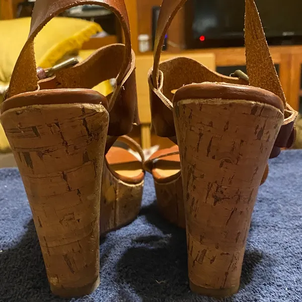 Mossimo Supply Co. Tan Leather Sandals Minor scratches refer to picture - Image 5