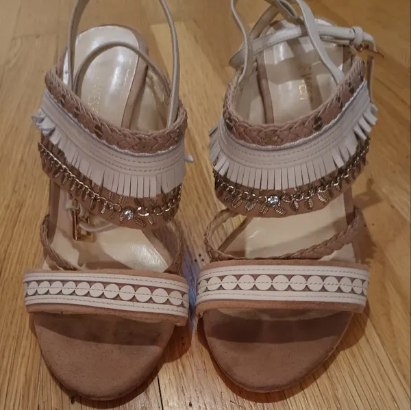 Nine West Nude Fringed Rhinestone Accent Heels in sz 7 - Image 9