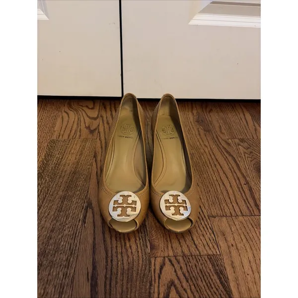 Tory Burch Womens Sally Tan Leather Round Toe Slip On Wedge Pump Heels 8M - Image 2