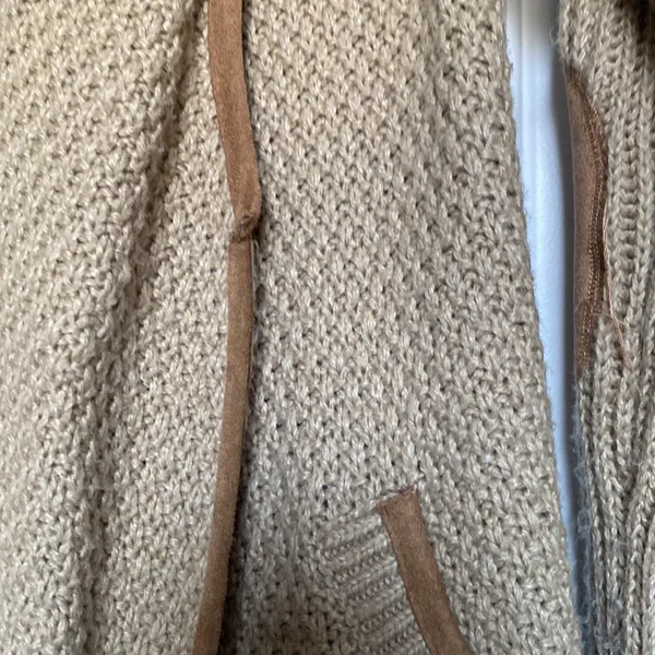 Abercrombie sweater with imitation Suede elbow patches - Image 2