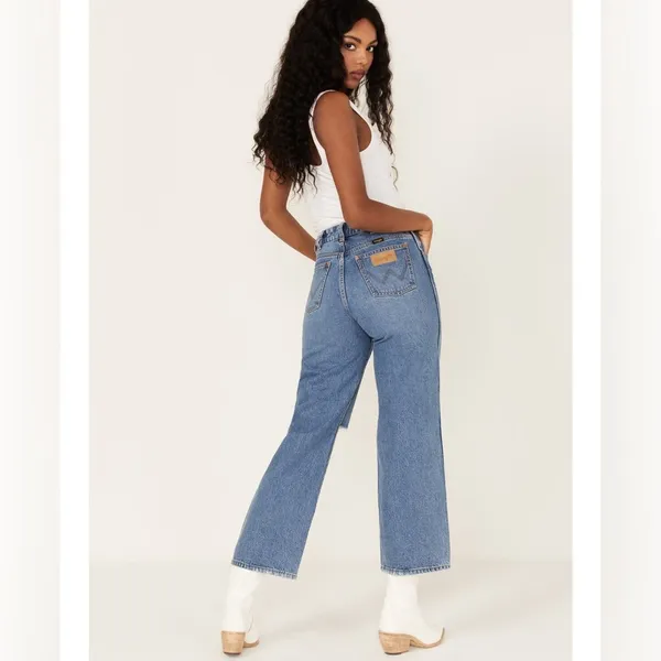 Wrangler Women’s High Rise Relaxed Mom Jeans. Medium Wash. Size 27. - Image 3