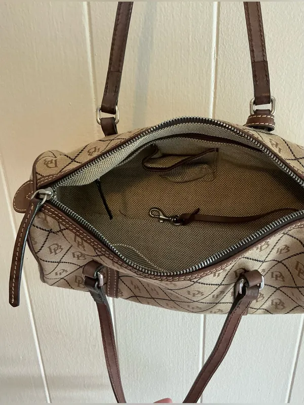 A vintage Dooney & Bourke signature jacquard barrel shoulder bag - Image 7