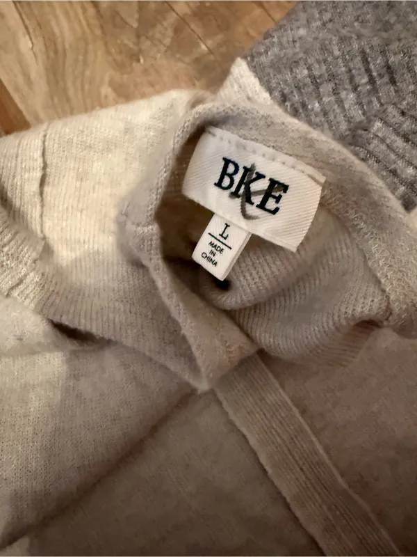 BKE Buckle Colorblock Lightweight Sweater Top - Image 3