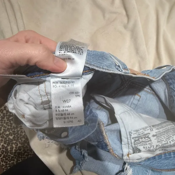 Levi’s 501 shorts size 27 - Image 4