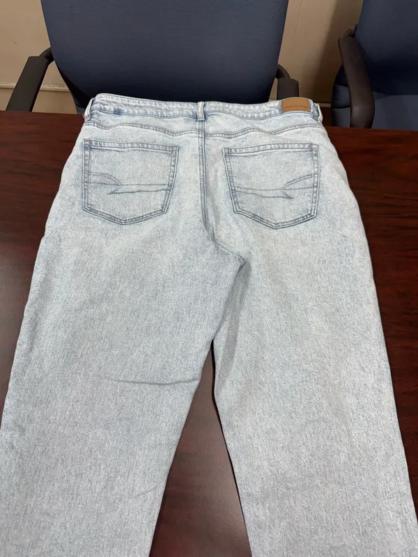 American Eagle Strigid Light Wash Mom Jeans Size 14 - Image 4