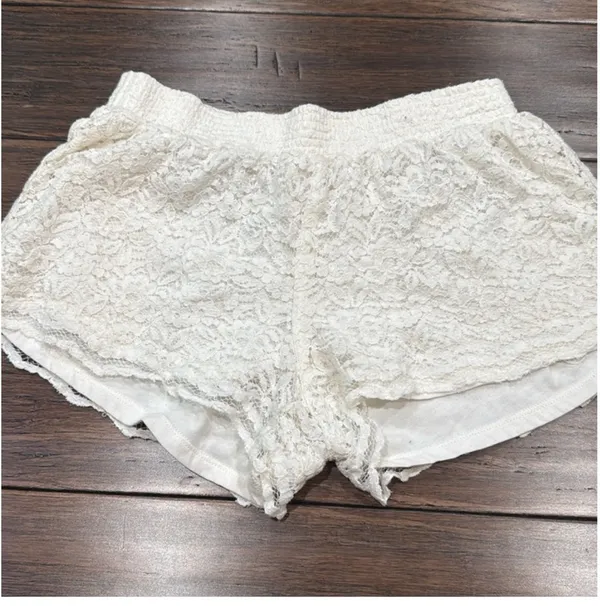 Hollister Cream Lace Shorts - Image 4