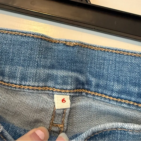 Levi’s Lightwash Bow Hem Jeans Size 6 or 28” - Image 3