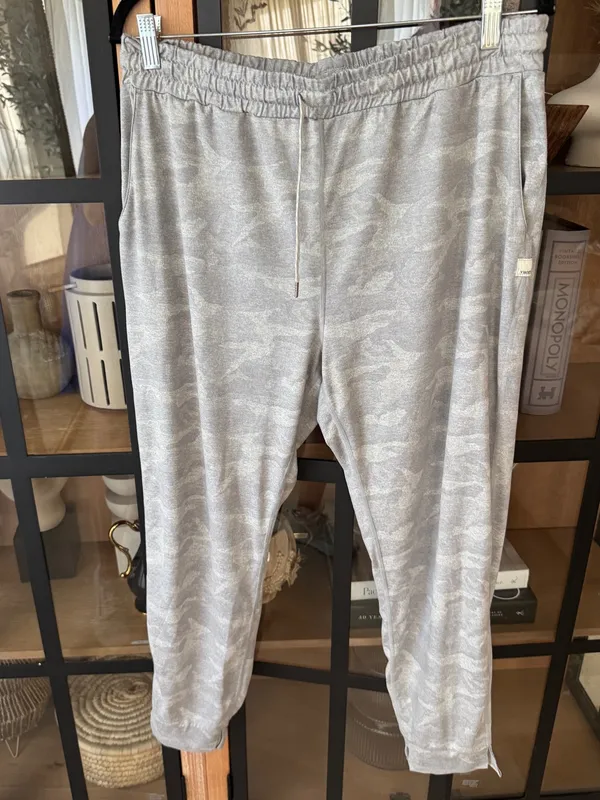 Vuori Performance Joggers Pale Gray Heathered Camo sweatpants high rise - Image 3