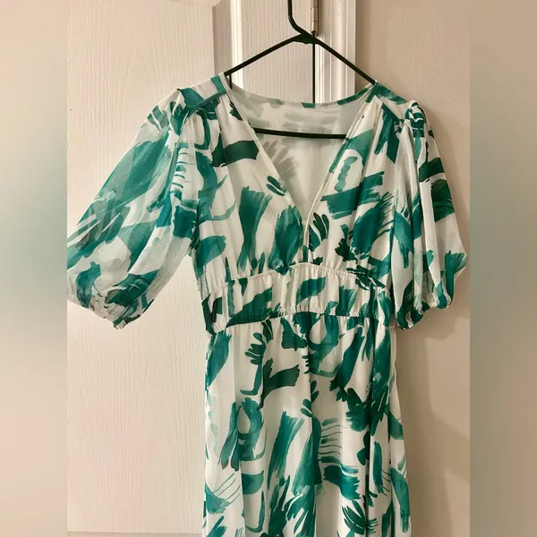 NWT Elegant Green and White Women's Dress Size Medium - Image 2