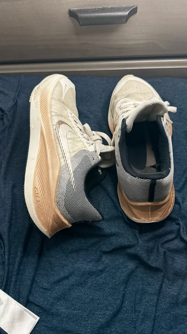 Nike Womens Winflo 8 Premium Sail Metallic Copper Coin Shoes Size 6 - Image 3