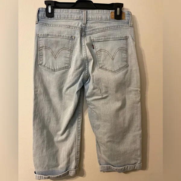 Womens Levi’s Light Wash Cropped‎ Denim Jean Capris Size 6 - Image 2