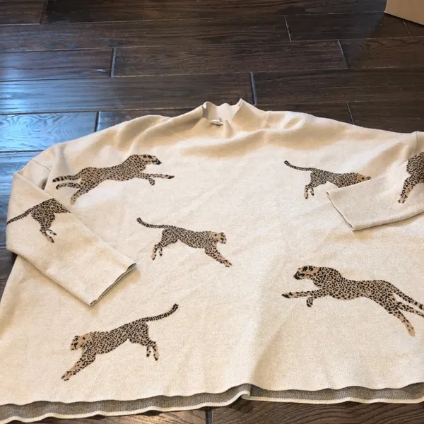 Entro leopard print sweater size large with high side slits - Image 2