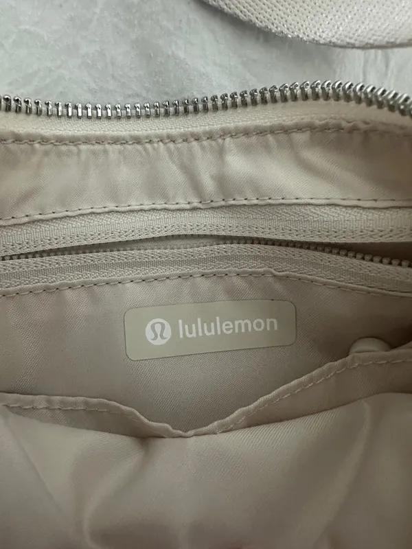 Lululemon City Essentials Shoulder Bag Small - Image 4