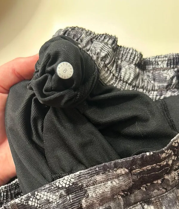 Lululemon Hotty Hot Short 2.5” Size 8 - Image 4