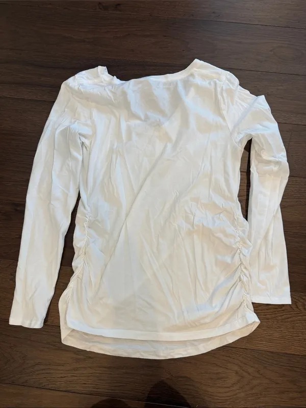 Isabelle by Ingrid & Isabel White Long Sleeve Maternity V-Neck Medium - C11-253 - Image 5