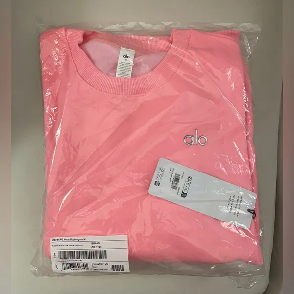 ALO Yoga NWT Accolade Crew Neck Pullover Neon Bubblegum Size M SOLD OUT COLOR - Image 4