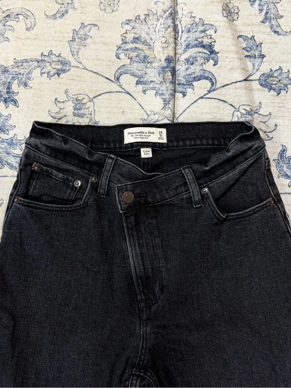 Abercrombie The 90’s Slim Straight UHR Jeans - Image 4