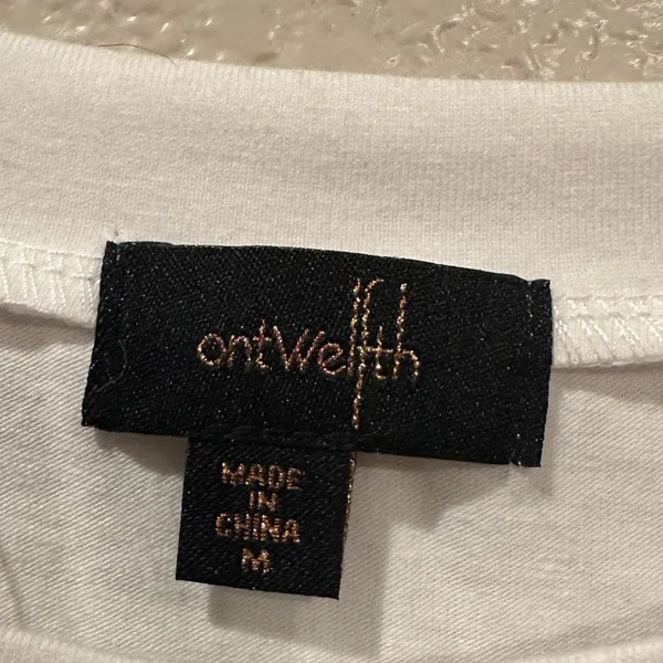 NWOT Ontwelfth Pink pretty perfume bottles white sparkle tee Sz M - Image 3