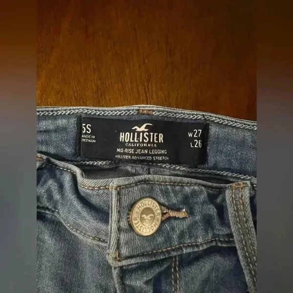 HOLLISTER ― 5 SHORT ― MID-RISE JEAN LEGGING Distressed Light Wash Jeans - Image 4