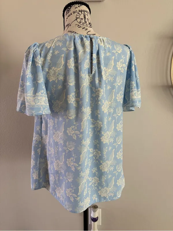LC Lauren Conrad Light Blue Floral Short Sleeve Blouse - Image 3