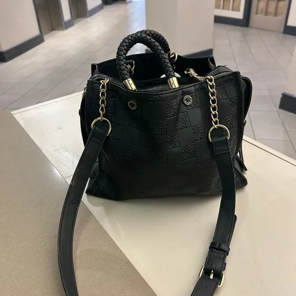 Steve Madden Elegant Black Handbag with Gold Accents Some usage-clean! - Image 4