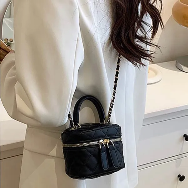 Elegant Black Quilted Handbag - Image 4
